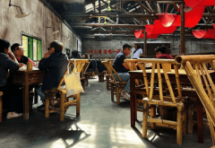 普遍的客群根本赐与了茶馆持久的生命力